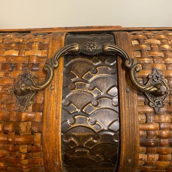 Vintage Woven Wicker Storage Chest Box Embossed Decorative Hardware Hinged Lid - Picture 12 of 17